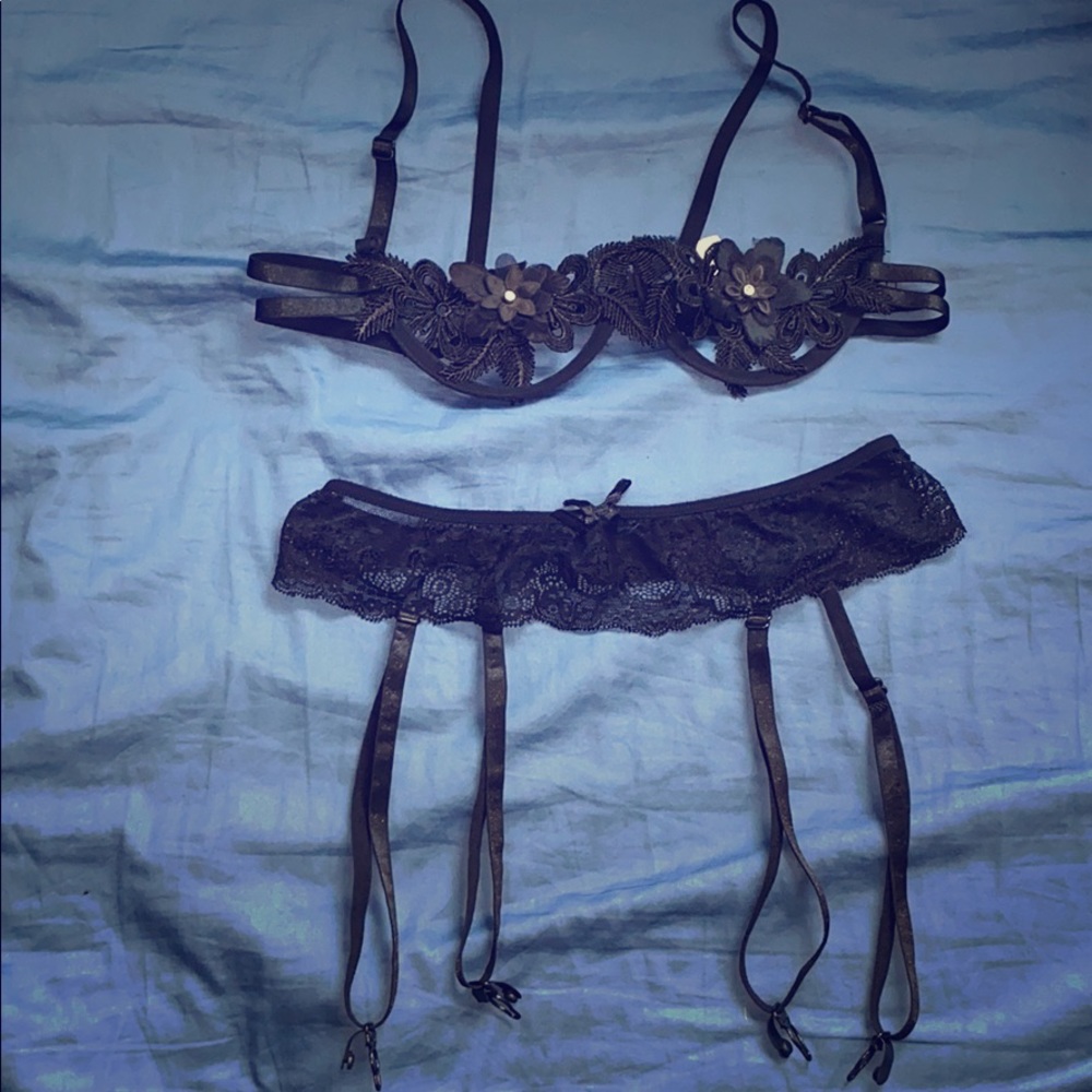 Black flower detailed bra & black lace garter set